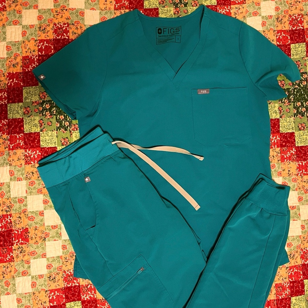 Figs Aqua Scrub Ensemble